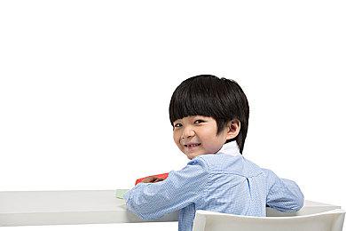 从原画到建模 《英灵神殿》开发者展示“迷雾之地”新武器